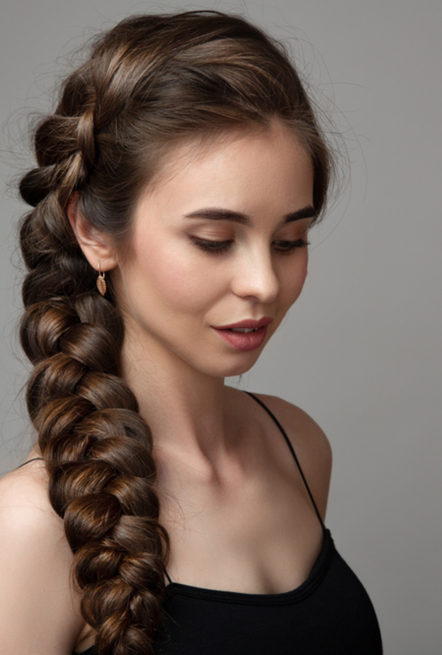 أجمل تسريحات شعر مع الضفائر للمناسبات الصباحية في الخريف