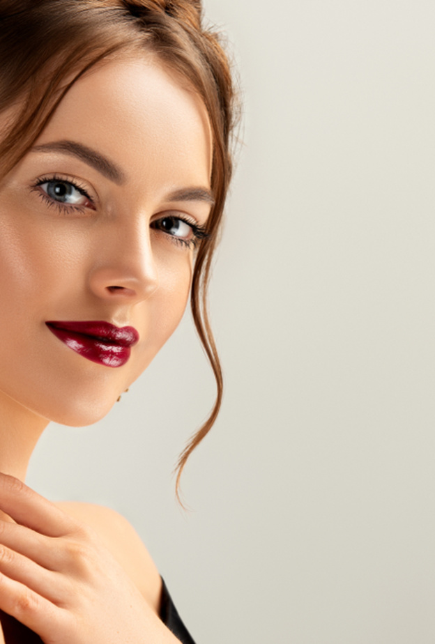 5 حيل مكياج تتحدى العمر وتجعلك تبدين أصغر بعشر سنوات