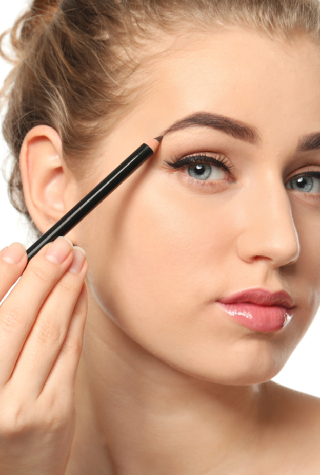 4 حيل مكياج بسيطة تساعدك في الحصول على حواجب كثيفة