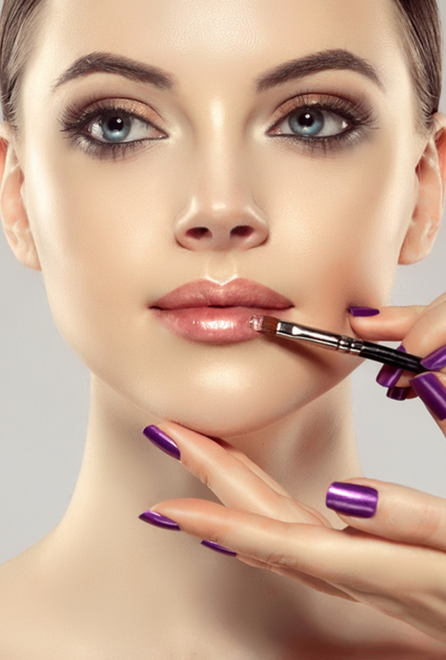 طرق تكبير الشفاه بالمكياج على طريقة خبراء التجميل