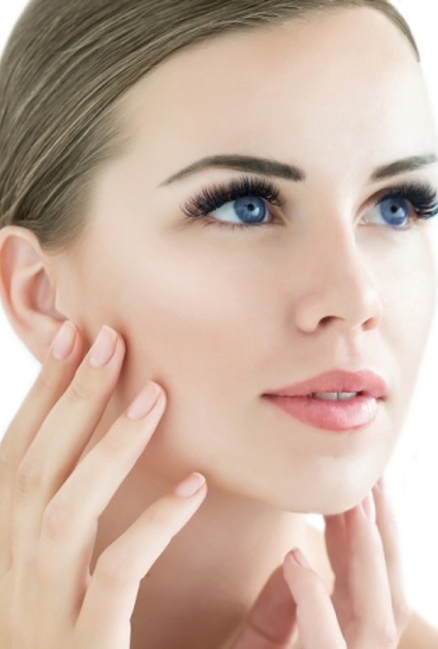 طرق طبيعية للحصول على رموش طويلة كالنجمات