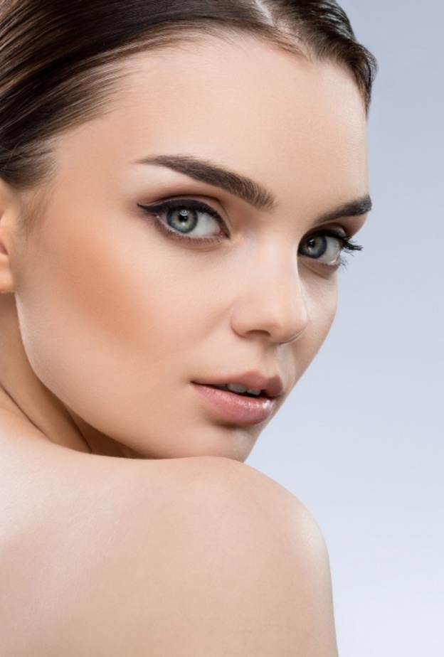 طريقة تكثيف الحواجب الخفيفة بالمكياج كالمحترفين بالخطوات