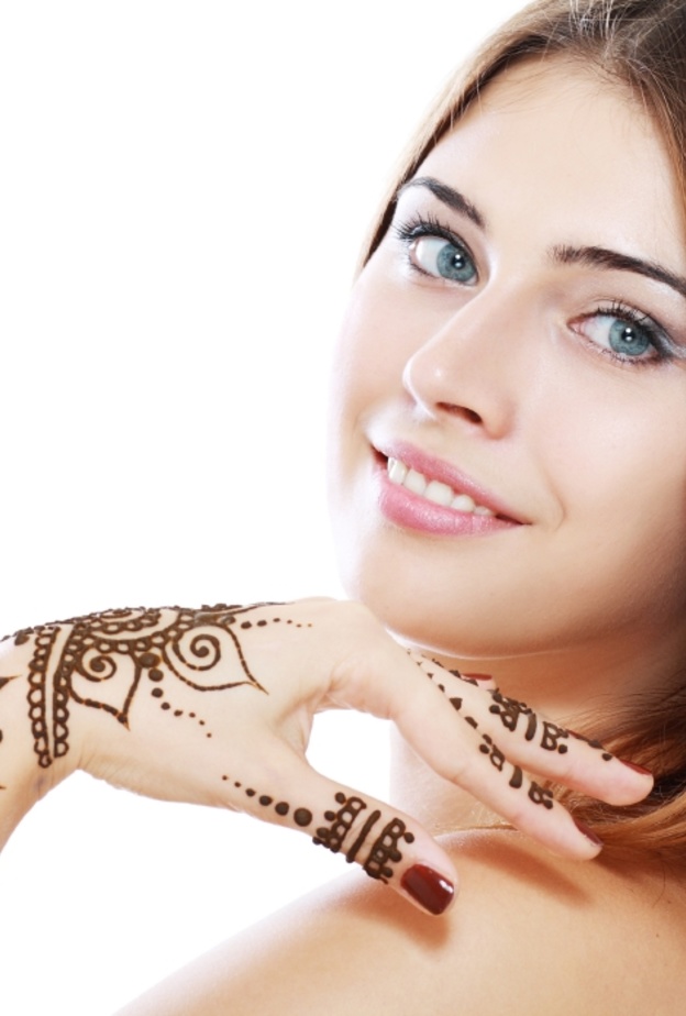  نقش حناء مناسب للاحتفال باليوم الوطني الاماراتي