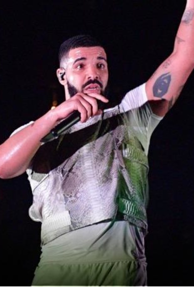 دريك ينفق مليون دولار في أحد النوادي الليلية عقب مأساة حفل ترافيس سكوت