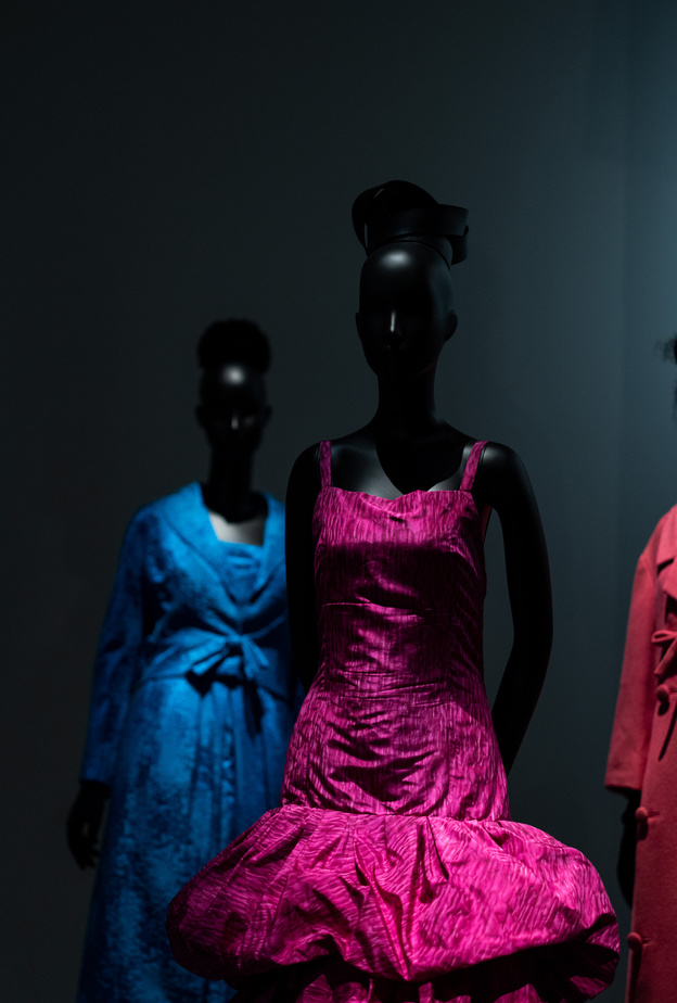 متاحف قطر تقدم حاليا تصاميم كريستيان ديور  و حتى 31 مارس 2022