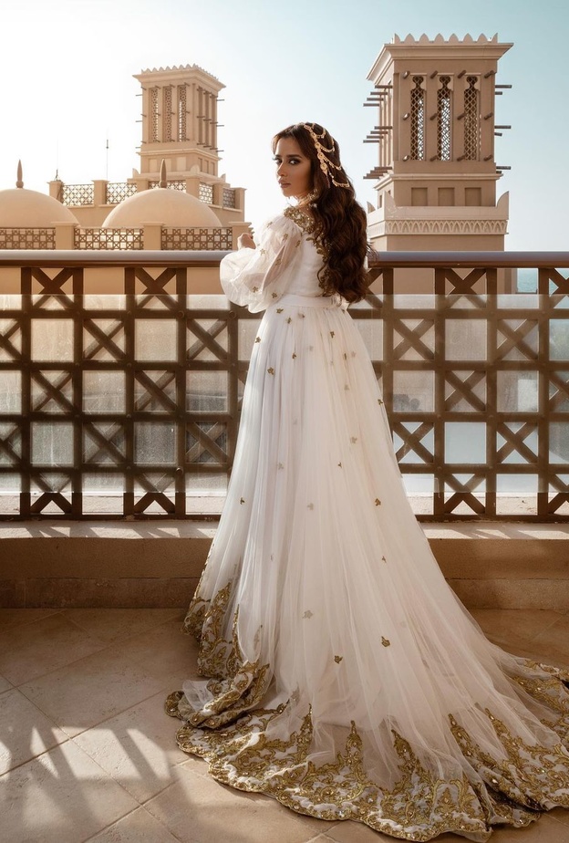 بلقيس بفستان ابيض مطرظ بالذهبي 