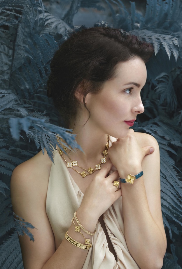 فان كليف أند آربلز تفتتح البوتيك الإلكتروني