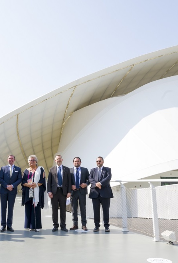 صاحب السمو الملكي وريث دوق لوكسمبورغ متوسطاً أفراد البعثة أمام جناح بلادهم في إكسبو دبي 2020. حقوق النشر: SIP / JC Verhaegen