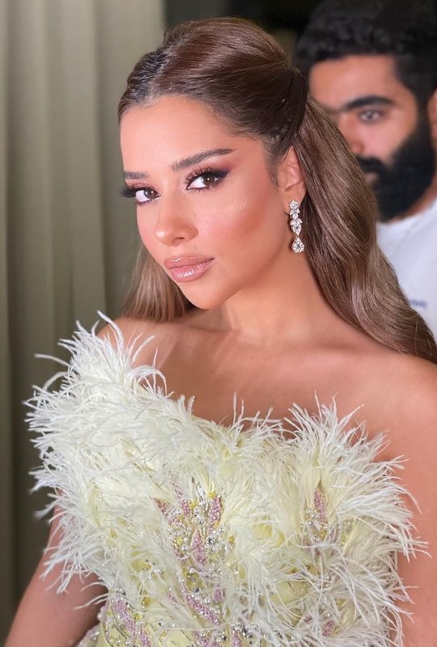 إطلالات مكياج ملفتة للنجمات العرب بأنامل خبيرة المكياج دينا راغب