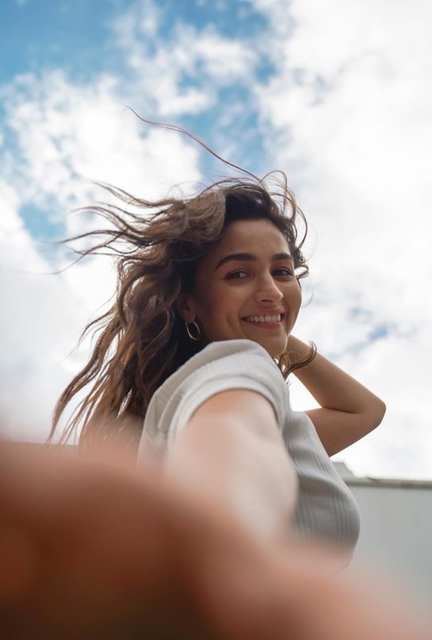 عليا بهات تظهر بخاتم في أحدث صورها على مواقع التواصل