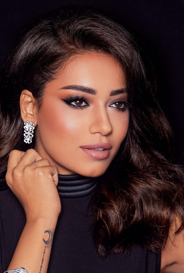 طريقة رسم الآيلاينر حسب شكل العين من وحي النجمات العرب