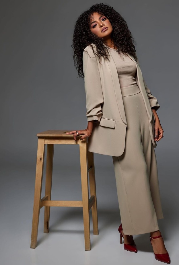 إطلالة باللّون الأبيض في برنامج "بوليفارد المواهب"