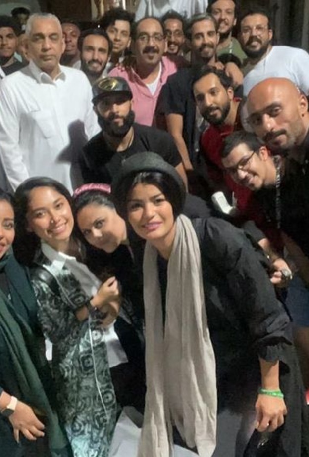 حيدر الناصر مع فريق عمله