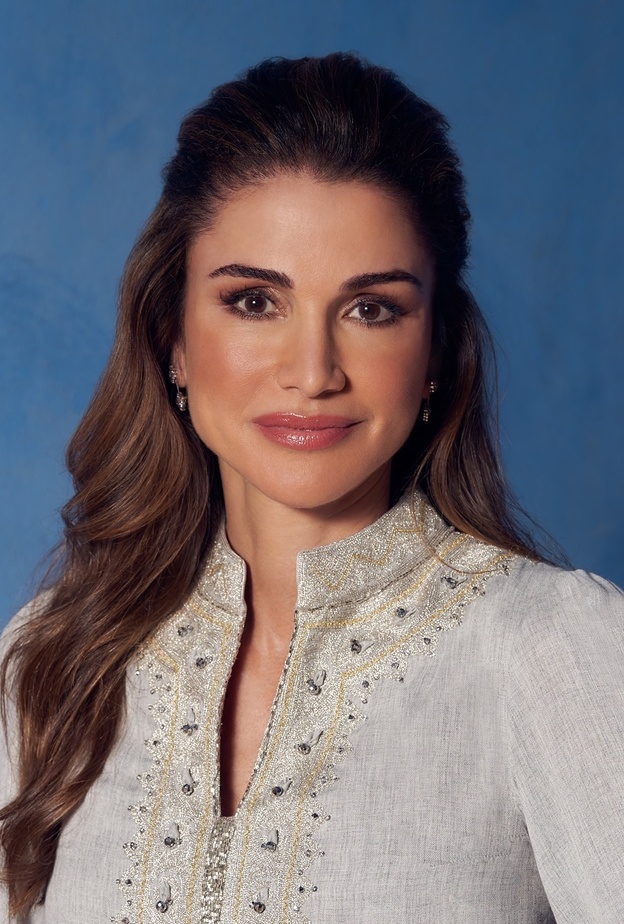 تسريحات شعر ويفي منسدل بأساليب راقية من وحي الملكة رانيا