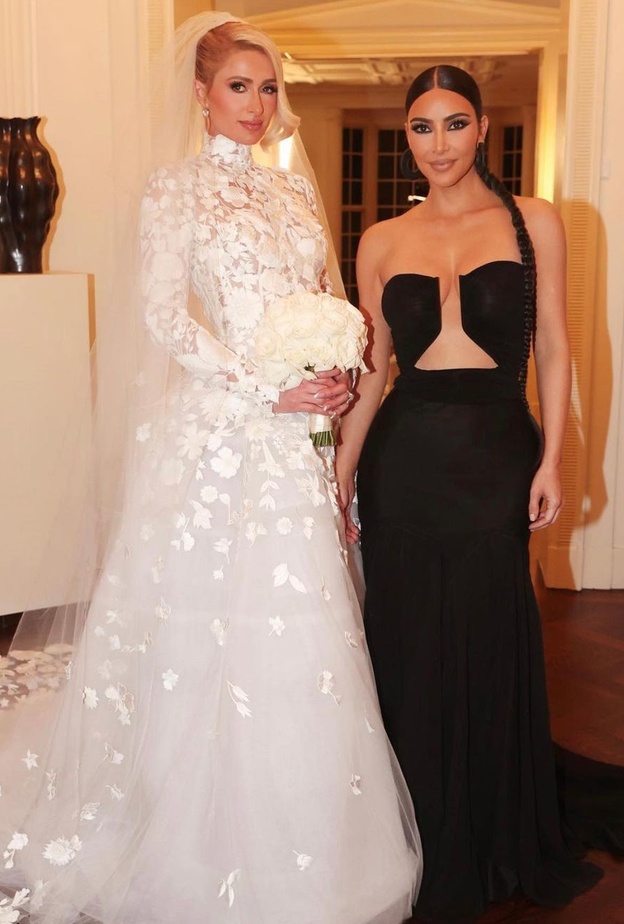 كيم كارداشيان إختارت لوكاً أنيقاً وعصرياً على حد سواء