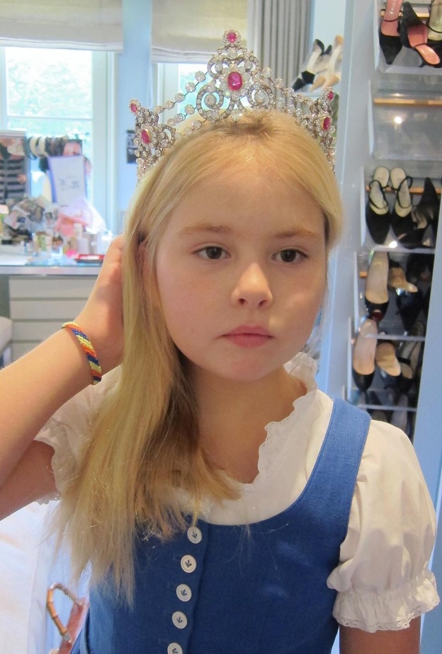 بتاج والداتها الماسي.. صورة طريفة لابنة ملكة هولندا في سن صغير