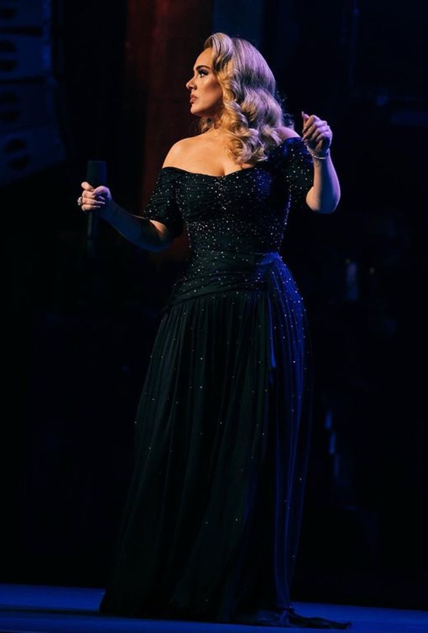 آديل متألقة بفستان أسود من دار Louis Vuitton العالمية