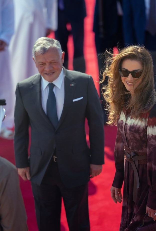 الملكة رانيا بفستان بصيحة Tie dye خلال زيارتها الأخيرة إلى أبوظبي