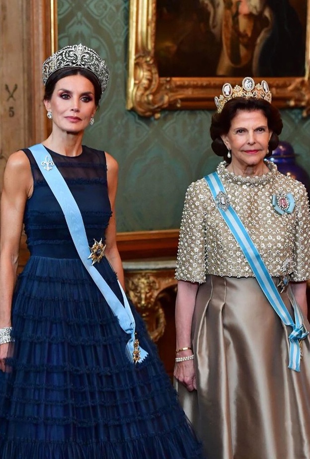 الملكة ليتيزيا والملكة سيلفيا يتألقان بتيجان العائلة المالكة الفاخرة