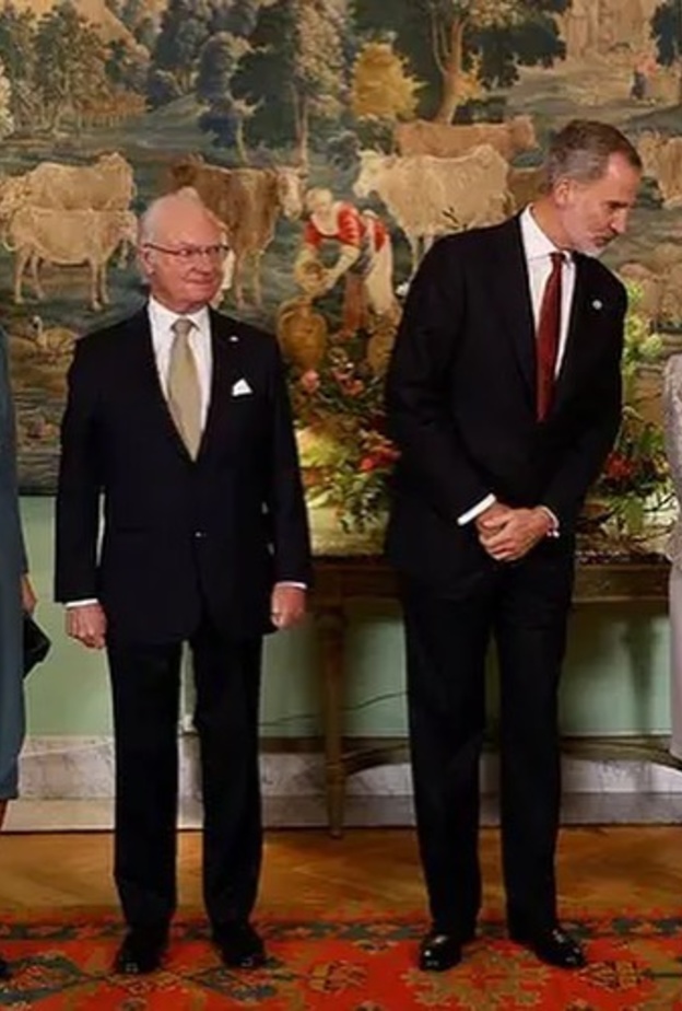 موقف محرج لملكة إسبانيا يكشف عن محتويات حقيبة يدها