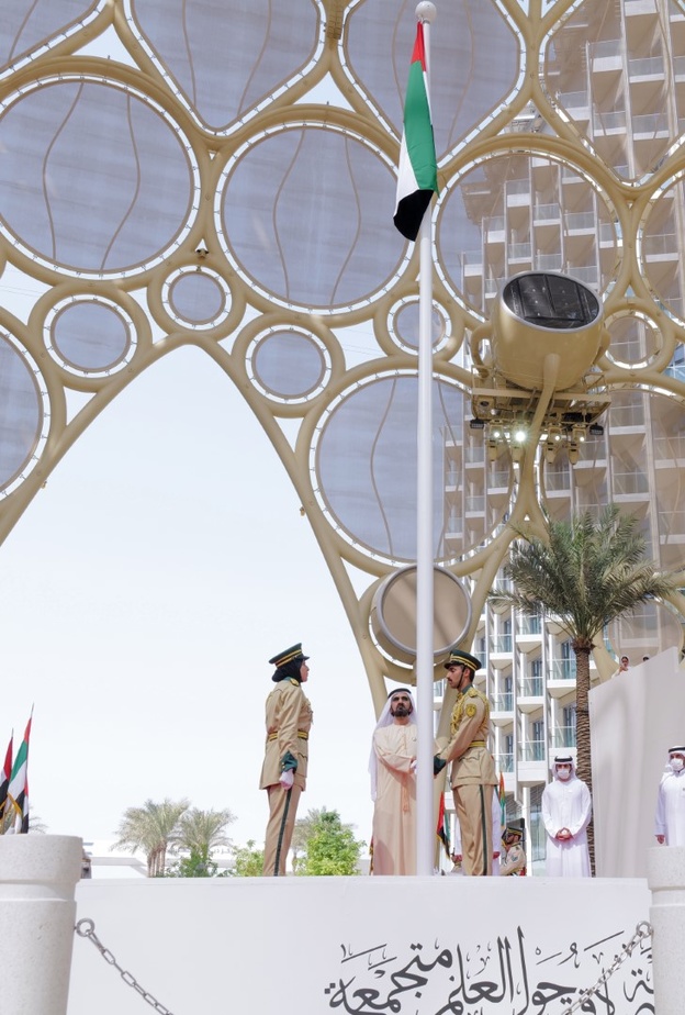محمد بن راشد يرفع علم الدولة في ساحة الوصل بمقر إكسبو 2020 دبي