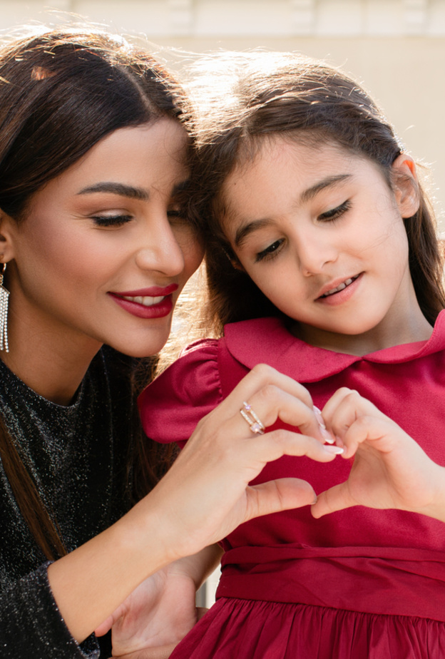 أول تشكيلة للأزياء من NEXT مع مهيرة وابنتها يسمة، تحتفل باحتفالات نهاية السنة في الشرق الأوسط