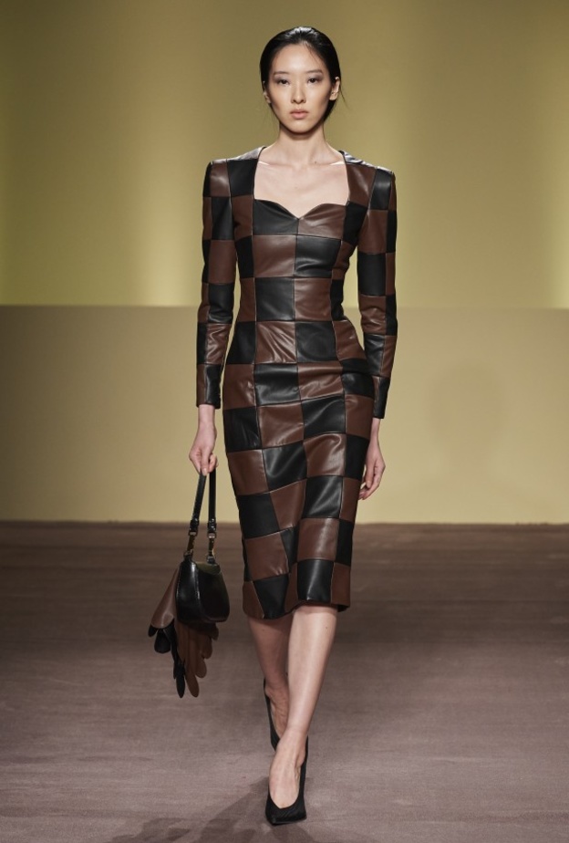 أحدث موديلات فساتين جلد من مجموعات خريف 2021