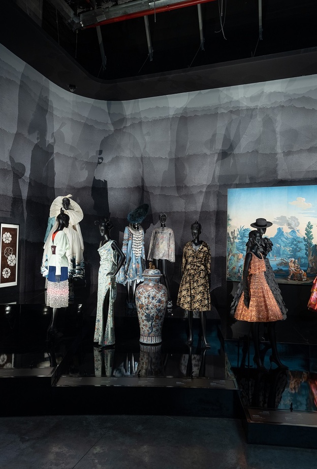 افتتاح معرض "كريستيان ديور مصمم الأحلام" في الدوحة  - تصوير: Daniel Sims