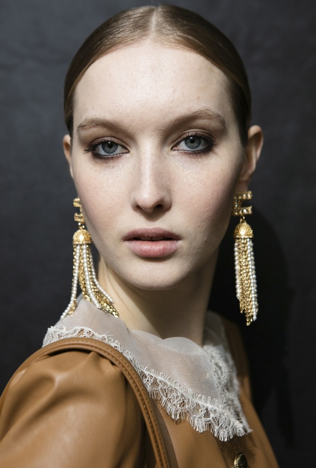 مستحضرات جمال لتطبيق صيحة المكياج الدخاني الكلاسيكية