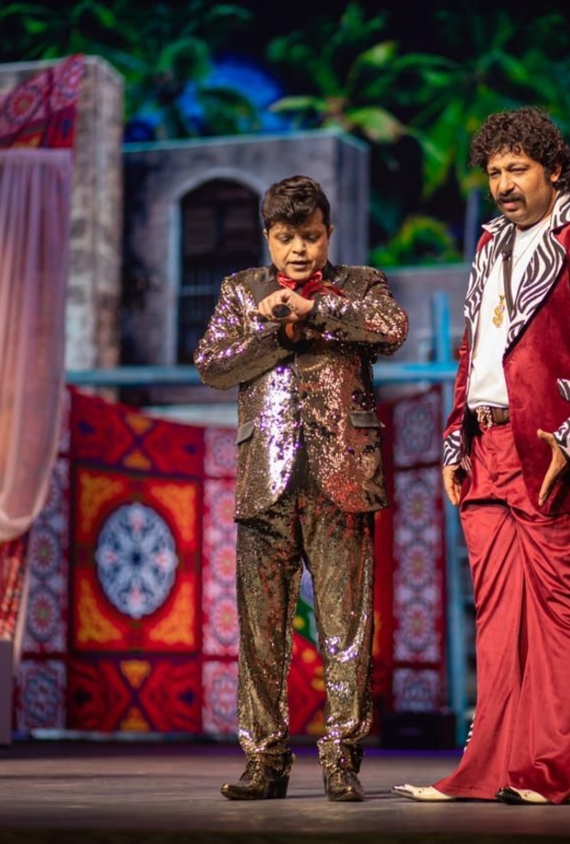 محمد هنيدي في مسرحيته الجديدة