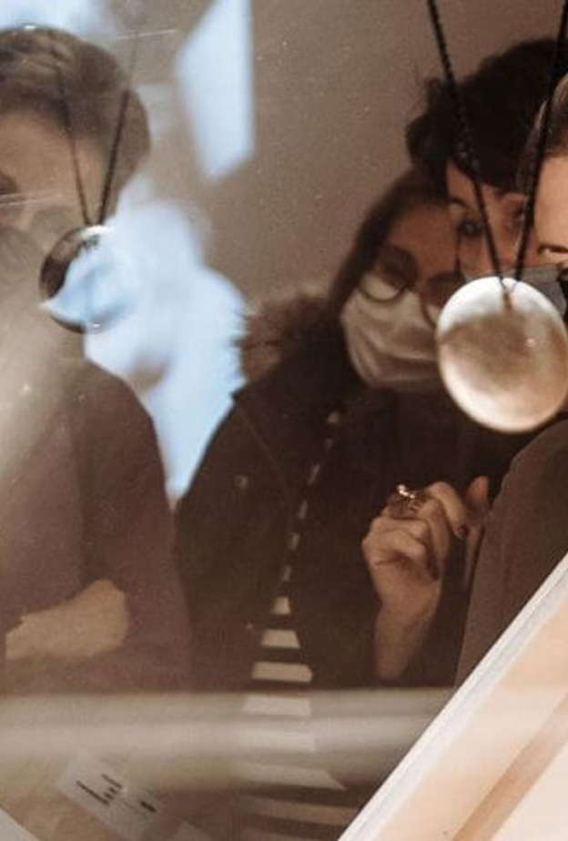 الأميرة ستيفاني تزور معرض مجوهرات ديانا فينيت