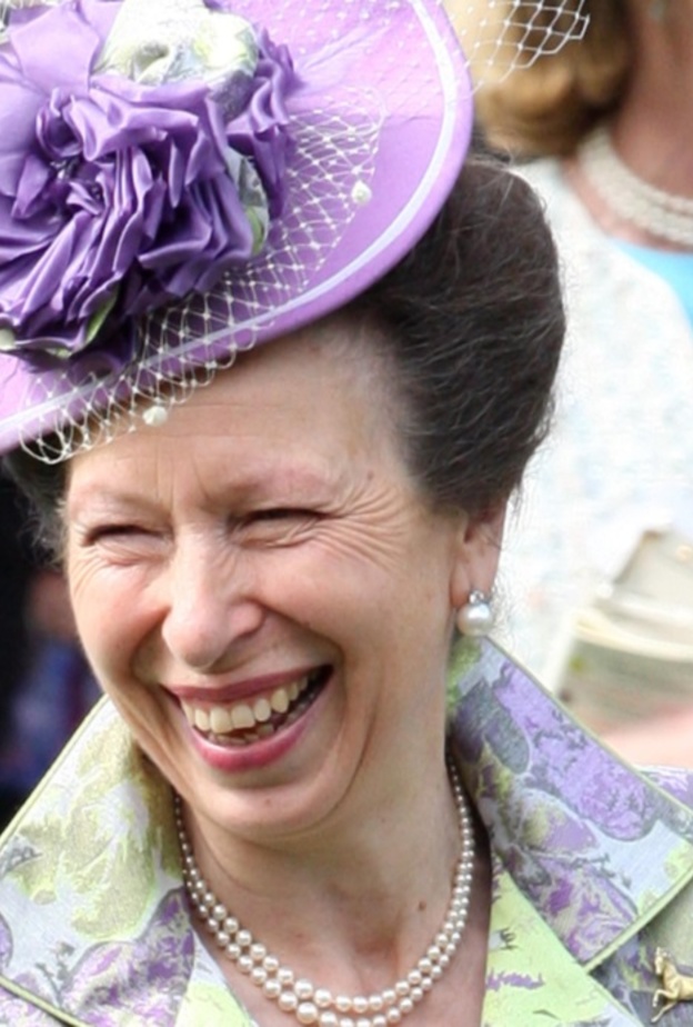 الأميرة آن تضحك من ثناء طفل وصفها بالجميلة والجذابة