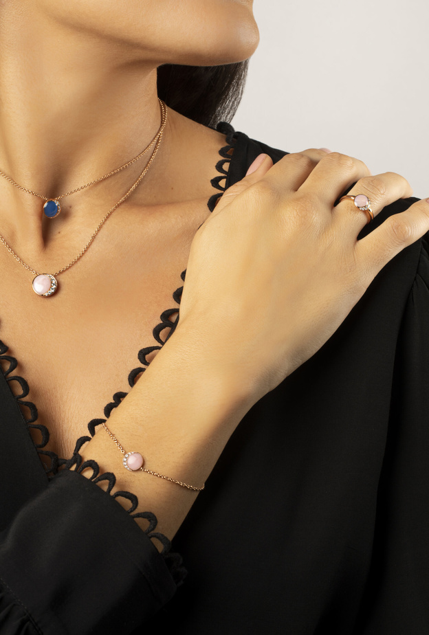 إطلالة رقيقة مع خواتم الأوبال الوردي