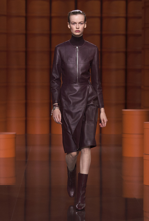 مزيج الجلد مع لمسات الدانتيل بفستان أنيق من Gabriela Hearst