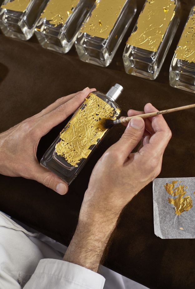 هيرمس تطلق إصدارًا محدودًا من عطر Agar Ébène النابض بفن الشعر والخط العربي