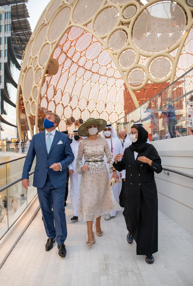 صور ملكة هولندا تعيد ارتداء فستانها للمرة الرابعة خلال زيارتها لإكسبو 2020 دبي