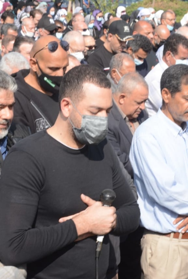 معز مسعود يؤم المصلين