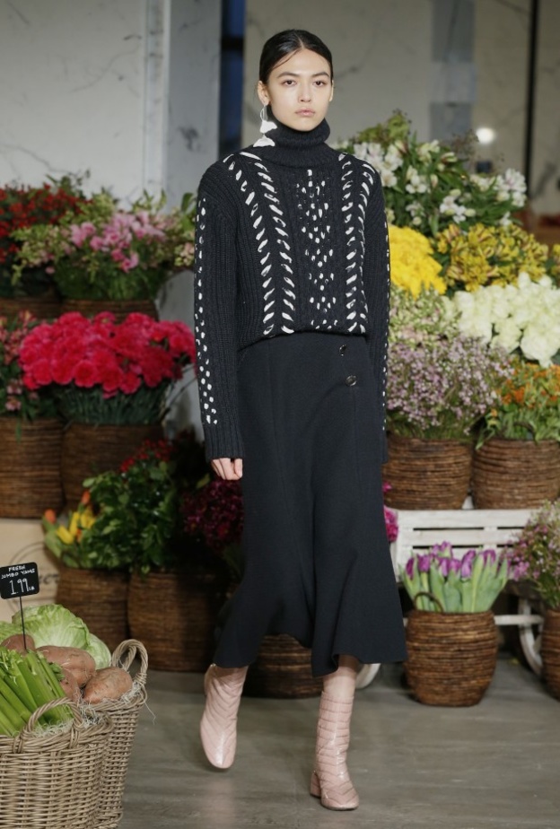 أفكار منوعة لتنسيق توبات ياقة عالية موضة خريف 2021