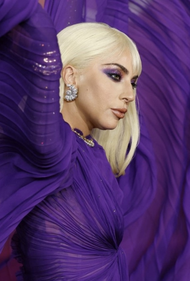 ليدي غاغا تعتمد المكياج البراق والشعر البلاتيني في عرض فيملها House of Gucci