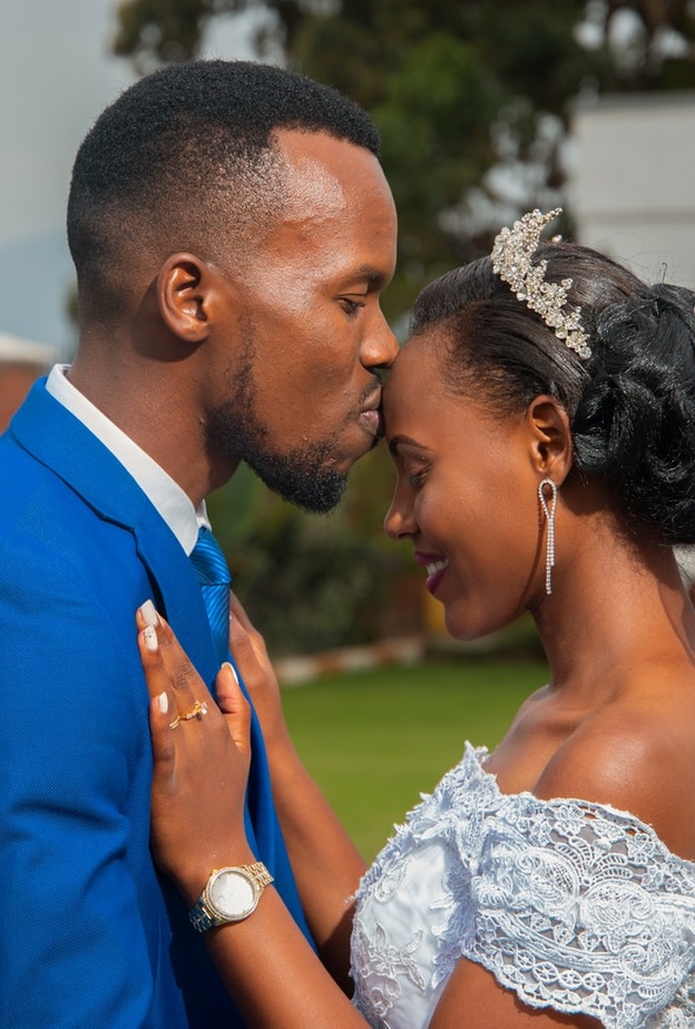 عريس يبكي تأثرا من تصرف عروسه في حفل الزفاف