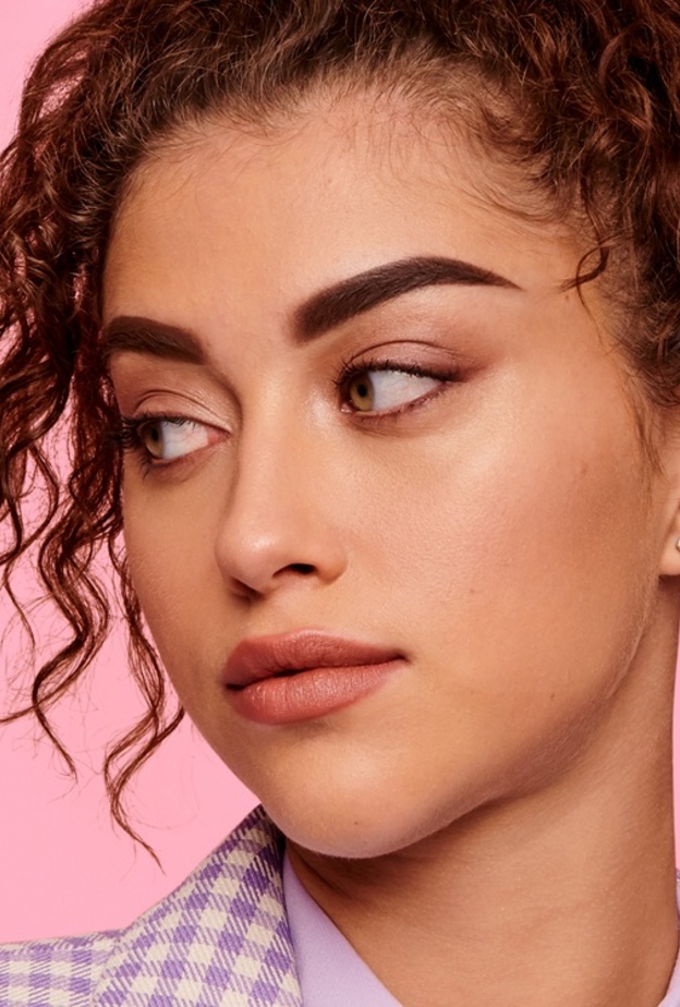 تميّزي بإطلالة الحواجب الكثيفة والمتفرّقة لهذا الخريف من  Benefit Cosmetics 