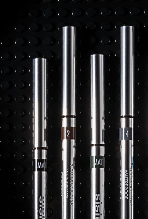 "فيتو كحل ستار ووتربروف - مات" قلم تكحيل مقاوم للماء بصيغة مطفأة من سيسلي Sisley لتأثير غرافيكي ونظرة لافتة