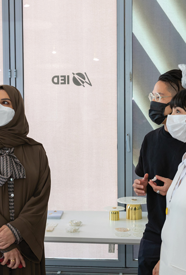 هالة بدري تطلع على أعمال المواهب المبدعة المشاركة في النسخة السابعة من أسبوع دبي للتصميم 2021