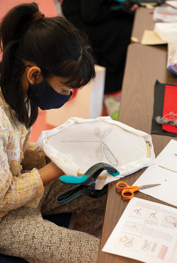  Alexander McQueen تدعم الشباب الراغبين بدخول عالم الفنون والتصميم