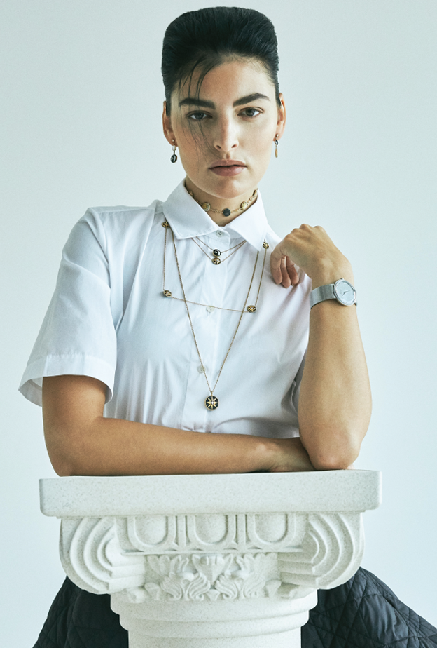 أقراط Rose Des Vents من الذهب الأصفر والأبيض والألماس وعرق اللؤلؤ والعقيق. قلادات Rose Des Vents من الأعلى للأسفل: قلادة من الذهب الأصفر والأبيض والألماس وعرق اللؤلؤ والعقيق. قلادة من الذهب الأصفر والأبيض والألماس وعرق اللؤلؤ والعقيق. قلادة من الذهب الوردي والألماس والعقيق. قلادة من الذهب الوردي والألماس والعقيق. جميعها من "ديور فاين جولري" Dior Fine Jewellery ساعة La D De Dior Satine قياس 25 مم مصنوعة من الفولاذ والألماس وعرق اللؤلؤ الرمادي. من "ساعات ديور" Dior Timepieces.