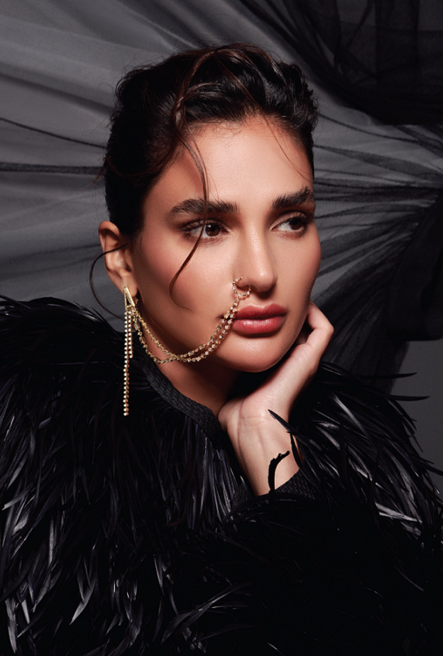 قرط "أنتشايند سول" Unchained Soul. من دار "ميسيكا" Messika للمجوهرات الفاخرة. سترة سوداء مزدانة بالريش من دار "كريستينا فيديلسكايا" Kristina Fidelskaya.