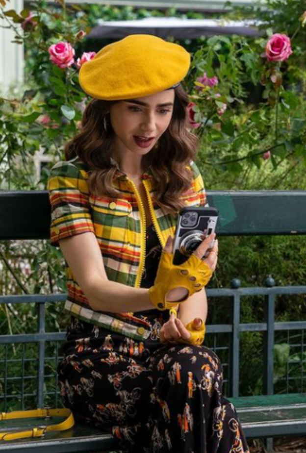 صورة لـ"ليلي كولينز" من تصوير الجزء الثاني لمسلسل "Emily in paris"