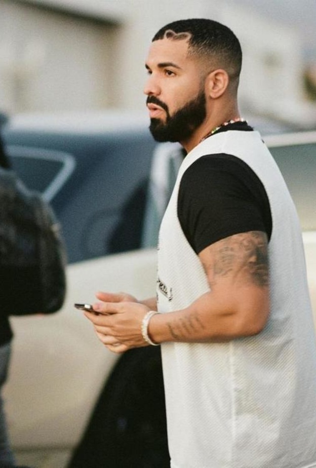 أول تعليق من دريك حول الحادث الأليم بعد أدائه في حفل ترافيس سكوت 