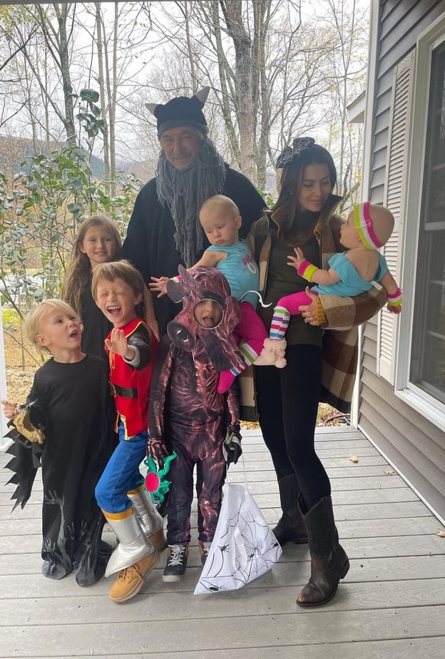 أليك بالدوين مع عائلته