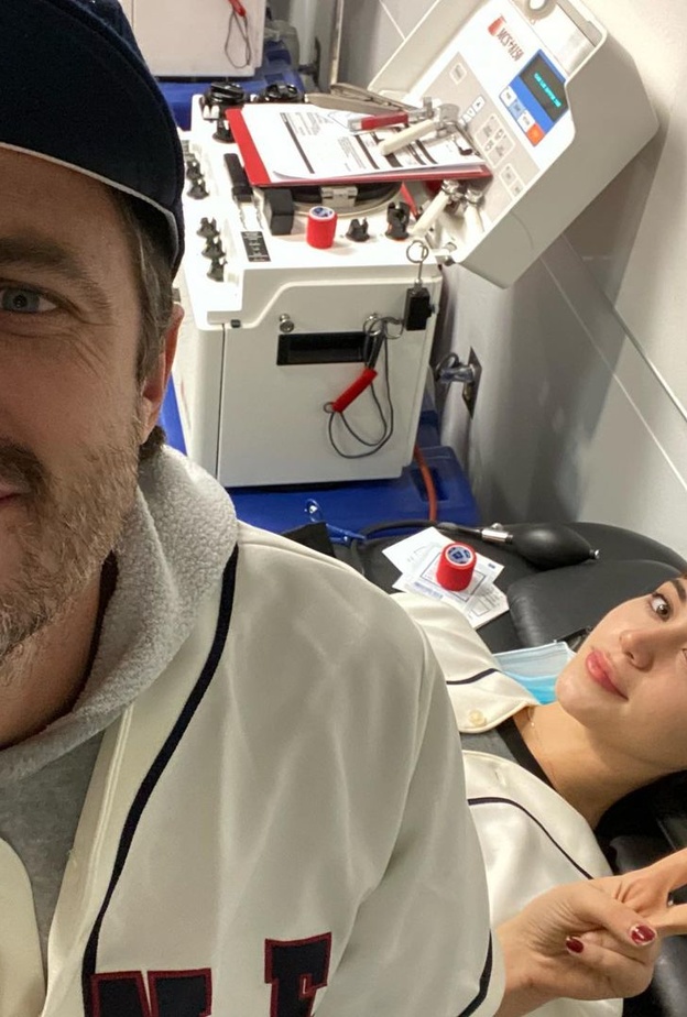 كيسي أفليك يعلن عن علاقته رسميًا مع الممثلة كايلي كوان